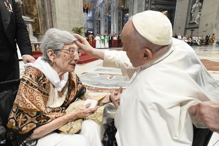  Paus Franciscus zegent een vrouw t.g.v. Werelddag voor Grootouders en Senioren © Vatican Media/Dicastery for Communication